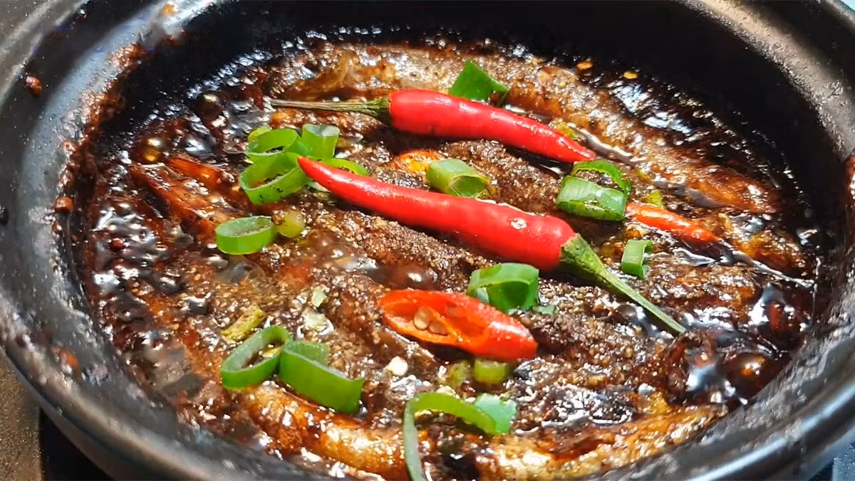 Cá kèo có thể chế biến đa dạng: Nướng, kho, hấp hay nấu canh. Những món ăn từ cá không chỉ thơm ngon mà còn đảm bảo cung cấp đầy đủ dưỡng chất, hỗ trợ cải thiện sức khỏe tiêu hóa, xương khớp, sinh lý phụ nữ và khí huyết. Ảnh minh hoạ