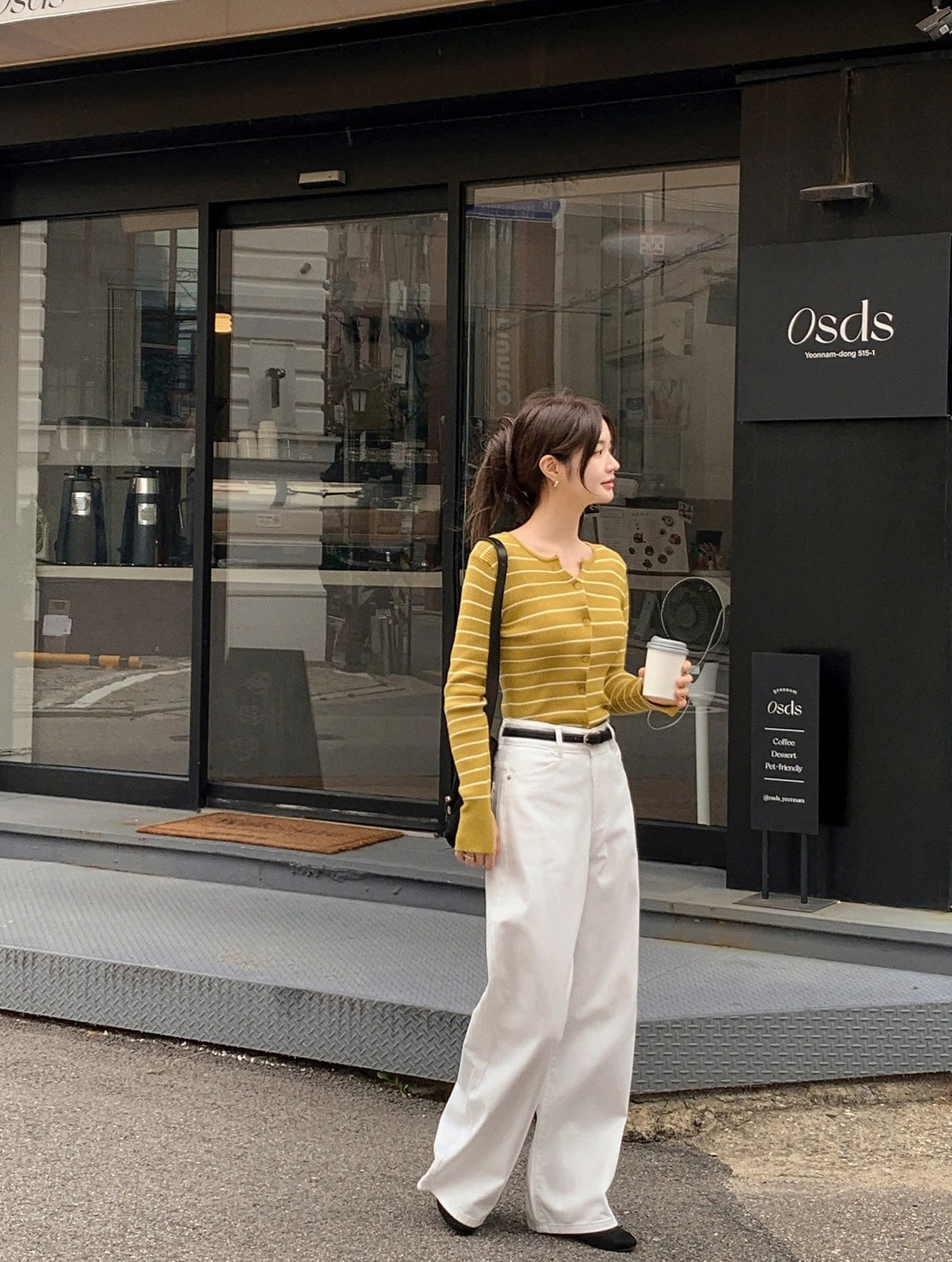 Chỉ cần phối áo họa tiết với quần hoặc chân váy trơn, bạn đã có outfit nổi bật mà vẫn tinh tế. Đây cũng là kiểu áo rất “ăn ảnh” trong những buổi gặp gỡ đầu năm. Ảnh minh họa