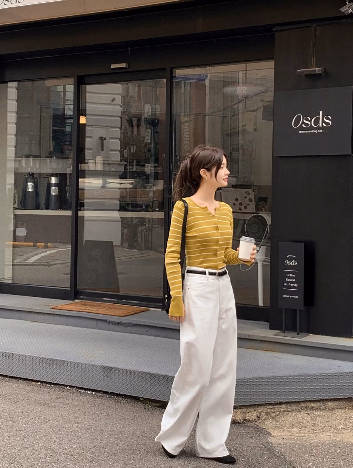 Chỉ cần phối áo họa tiết với quần hoặc chân váy trơn, bạn đã có outfit nổi bật mà vẫn tinh tế. Đây cũng là kiểu áo rất “ăn ảnh” trong những buổi gặp gỡ đầu năm. Ảnh minh họa