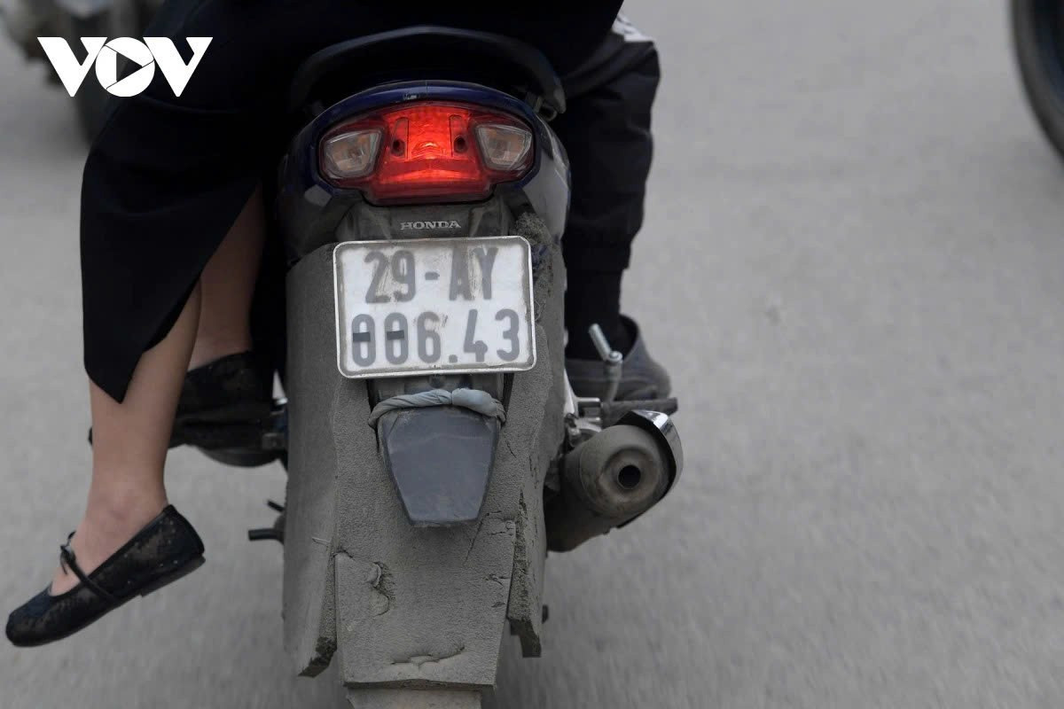 Để đối phó với camera phạt nguội, còn cố một số chủ phương tiện chọn cách che hay dán biển số xe