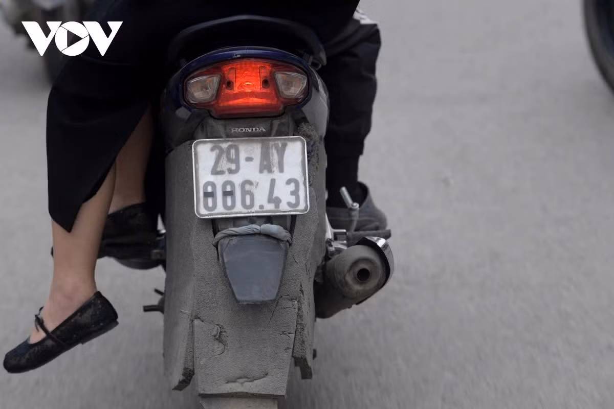 Để đối phó với camera phạt nguội, còn cố một số chủ phương tiện chọn cách che hay dán biển số xe