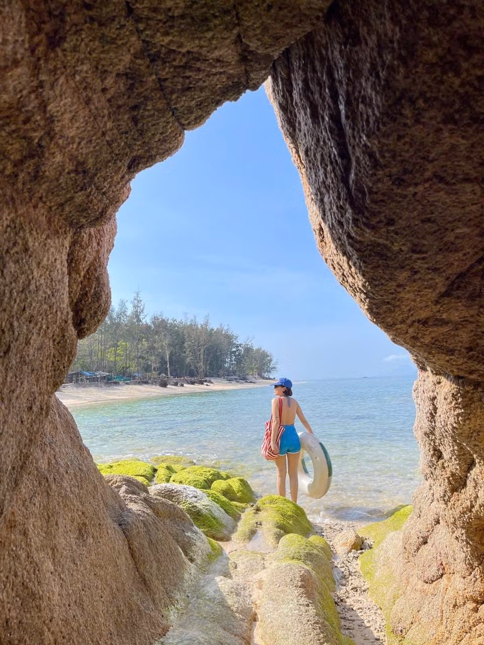 Dưới làn nước xanh ngọc, những mảng rong biển, san hô nhỏ và đàn cá con tạo nên một bức tranh sinh động. Ảnh Facebook Maico Phi