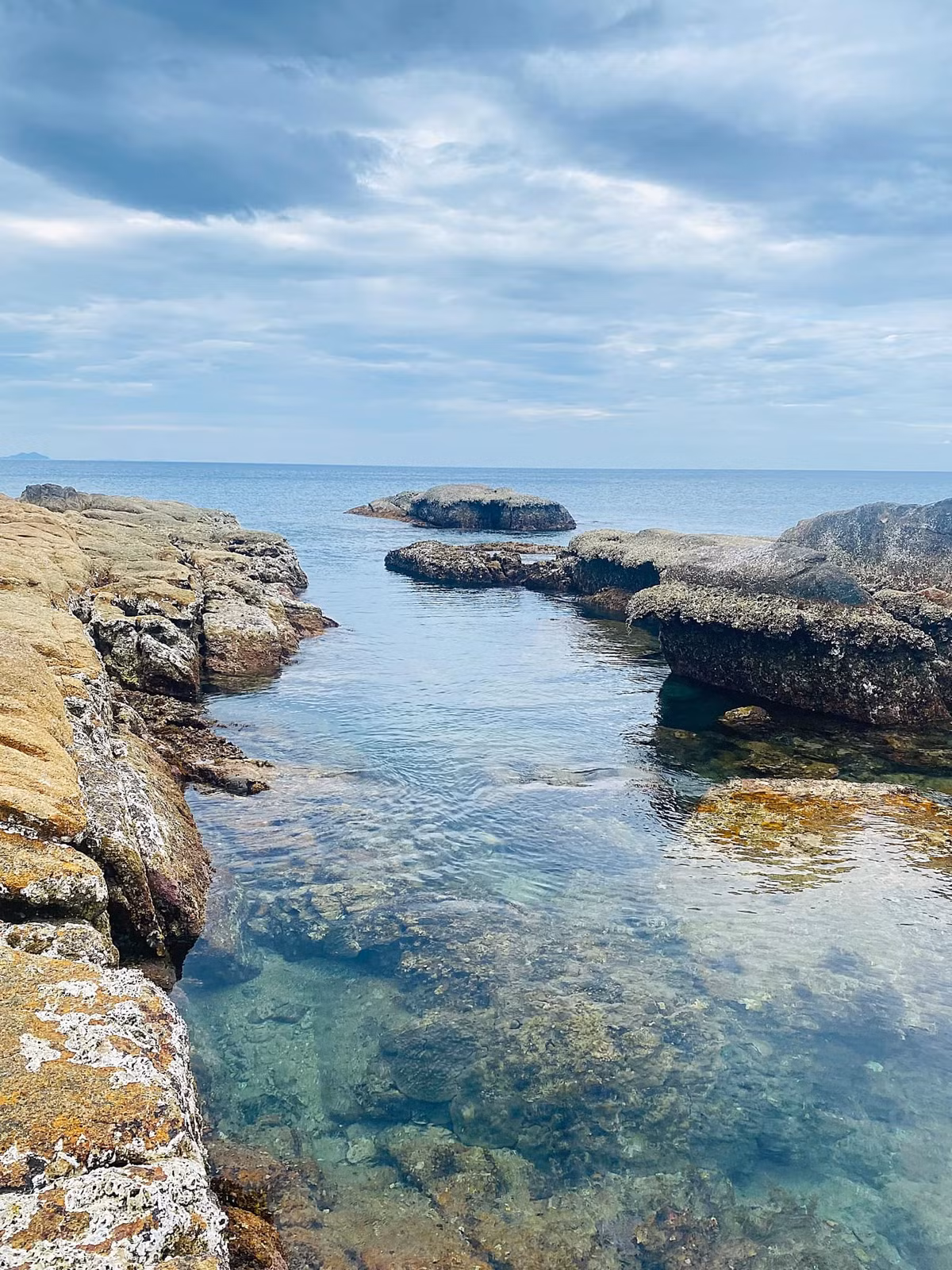 Để ra Cù Lao Mái Nhà, du khách có thể di chuyển từ trung tâm Tuy Hòa về làng chài Phước Đồng, sau đó thuê thuyền ra đảo. Thời gian di chuyển chỉ khoảng 15 – 20 phút. Nên lựa chọn đi vào mùa nắng (tháng 3 – 8) để nước biển trong và thủy triều rút sâu, lộ rõ các hồ đá. Ảnh Facebook Rin Gado