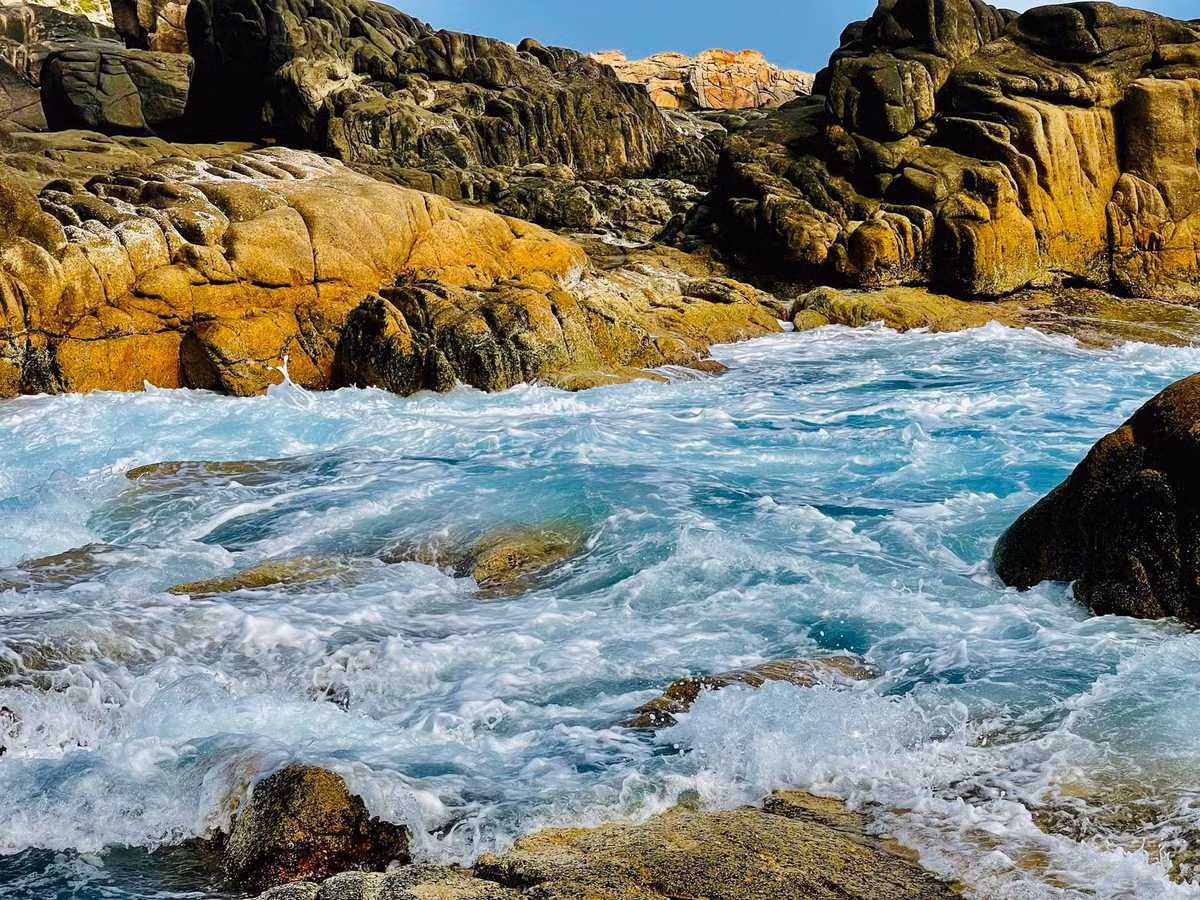 Khi thủy triều xuống, từng hốc đá lộ ra, giữ lại làn nước trong veo. Hồ nhỏ chỉ vài mét vuông, hồ lớn có thể rộng vài chục mét vuông, đủ để du khách thoải mái ngâm mình, bơi lội và chụp ảnh.