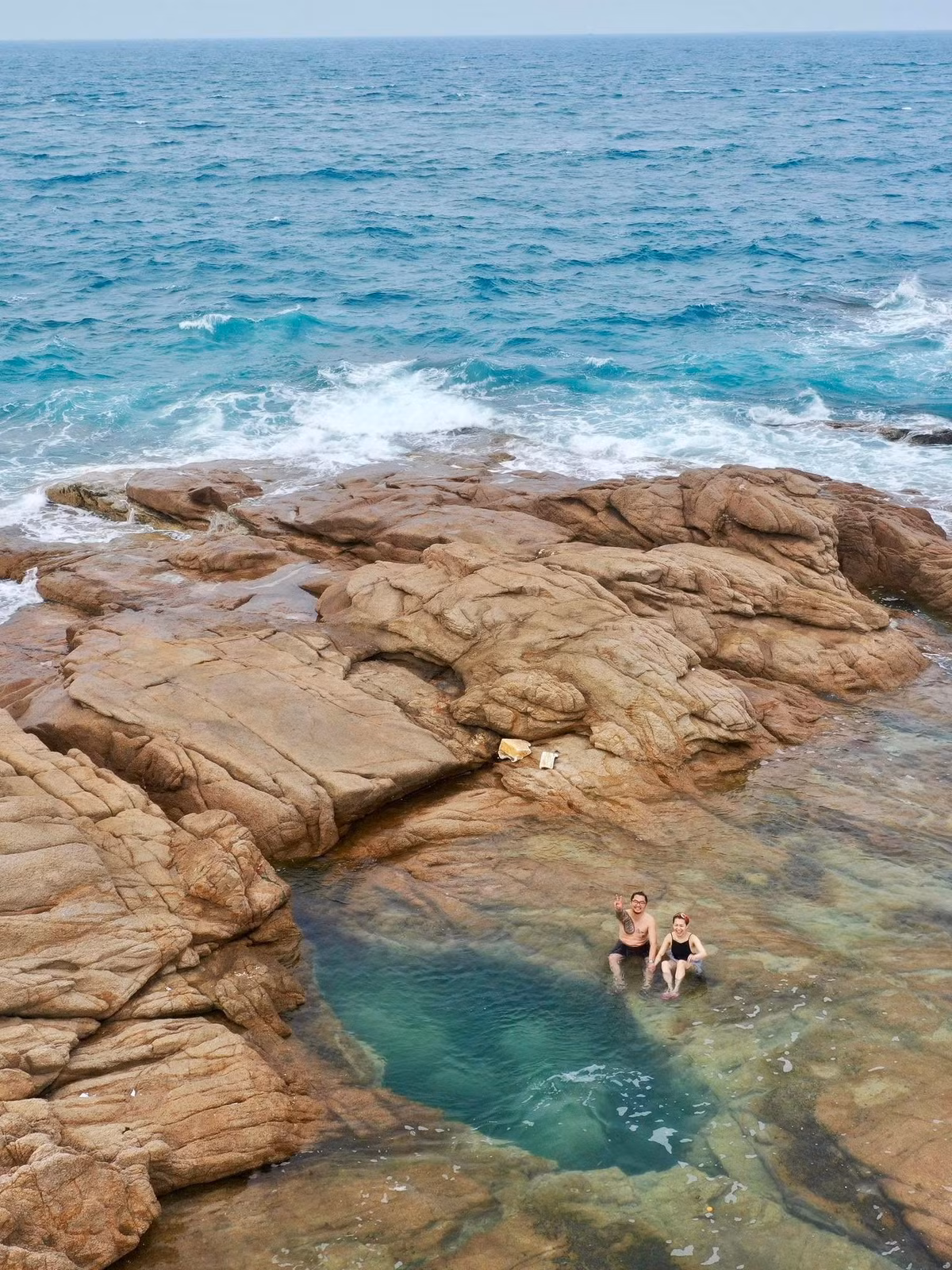 Chuẩn bị đồ bơi, kính lặn, giày đi biển để tránh trơn trượt. Vì trên đảo chưa phát triển nhiều dịch vụ, nên du khách nên mang theo đồ ăn nhẹ, nước uống và thu gom rác trước khi rời đảo để giữ gìn cảnh quan. Ảnh Facebook Rin Gado