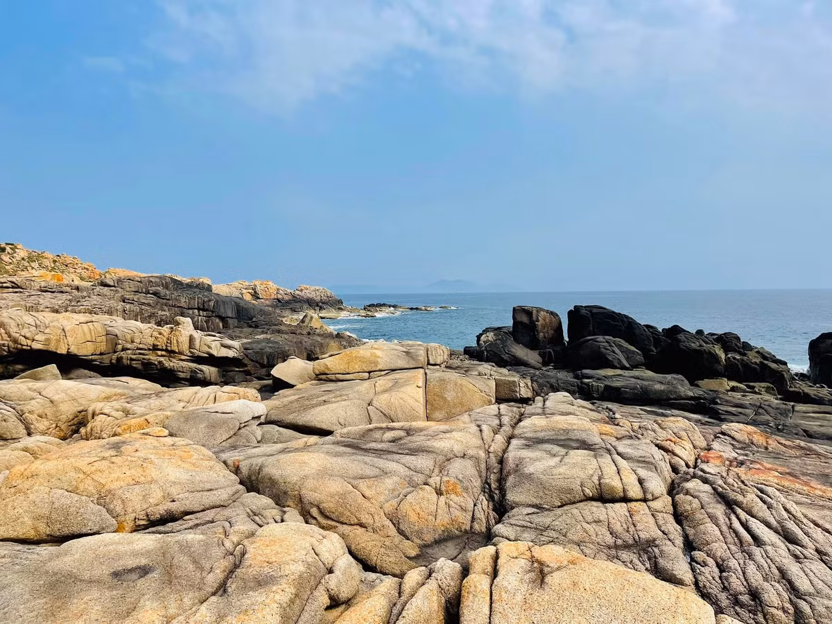 Cù Lao Mái Nhà thuộc xã Ô Loan, tỉnh Đắk Lắk nằm cách bờ biển làng chài Phước Đồng khoảng 2 km. Đảo nổi tiếng với vẻ đẹp hoang sơ, biển xanh và những bãi cát trắng mịn, được ví như “thiên đường cách nửa bước chân”. Ảnh Facebook Điệu Võ