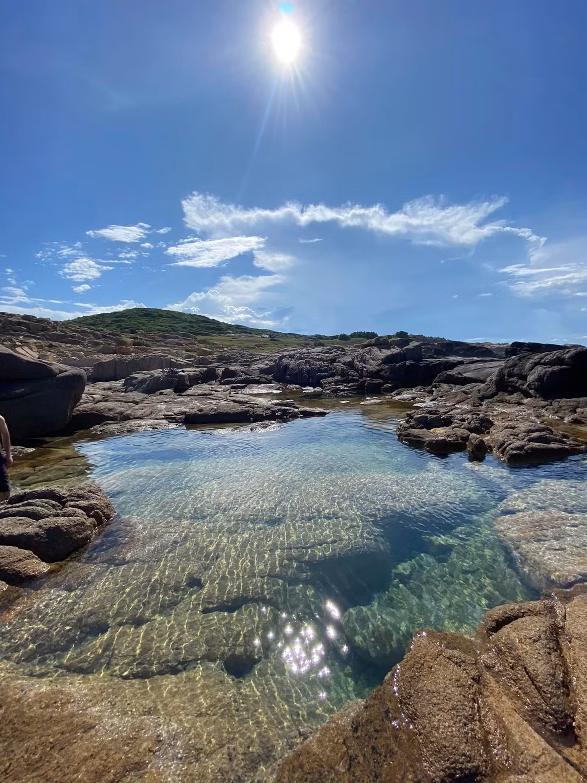 Không chỉ ban ngày, khoảnh khắc hoàng hôn trên ghềnh đá cũng khiến bao du khách say lòng. Ánh nắng cuối ngày nhuộm vàng mặt biển, phản chiếu trên những hồ nước, tạo nên khung cảnh lãng mạn như trong phim. Ảnh Facebook Doan Tan