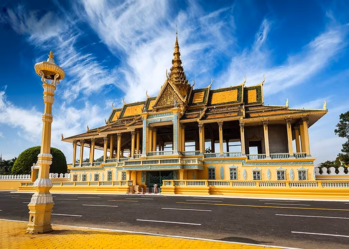 Tại thủ đô Phnom Penh, du khách sẽ cảm nhận rõ nét sự hòa quyện giữa truyền thống và nhịp sống đương đại. Cung điện Hoàng gia nằm bên bờ sông Mekong vẫn giữ nguyên vẻ nguy nga, là nơi diễn ra các nghi lễ hoàng gia và sự kiện trọng đại của đất nước. Ảnh dulich
