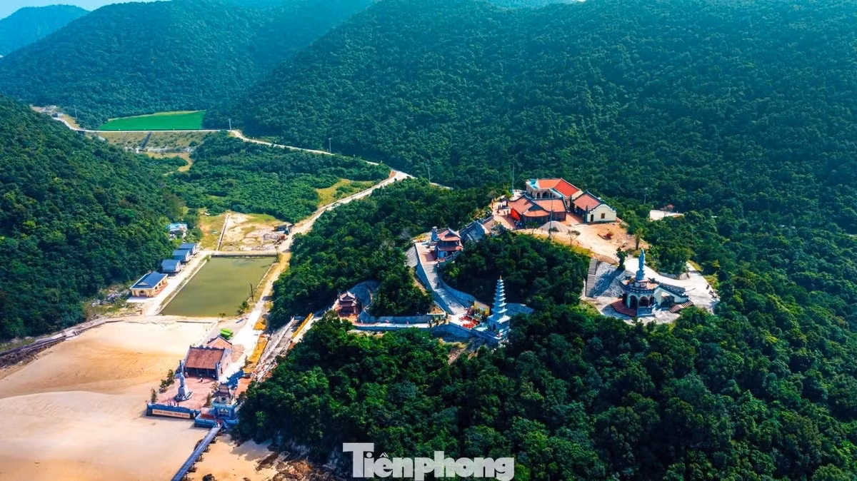 Không chỉ có thiên nhiên hùng vĩ, Đảo Trần còn sở hữu những điểm đến gắn với ý nghĩa tâm linh và chủ quyền biển đảo. Du khách có thể tham quan Cột cờ Tổ quốc – nơi nhìn ra biển lớn, check-in tại ngọn hải đăng, ghé chùa Trúc Lâm đảo Trần hoặc thăm Đền thờ Hưng Đạo Vương Trần Quốc Tuấn. Mỗi địa điểm đều mang vẻ đẹp trầm mặc, hòa quyện giữa cảnh quan và chiều sâu lịch sử. Ảnh Báo Tiền phong