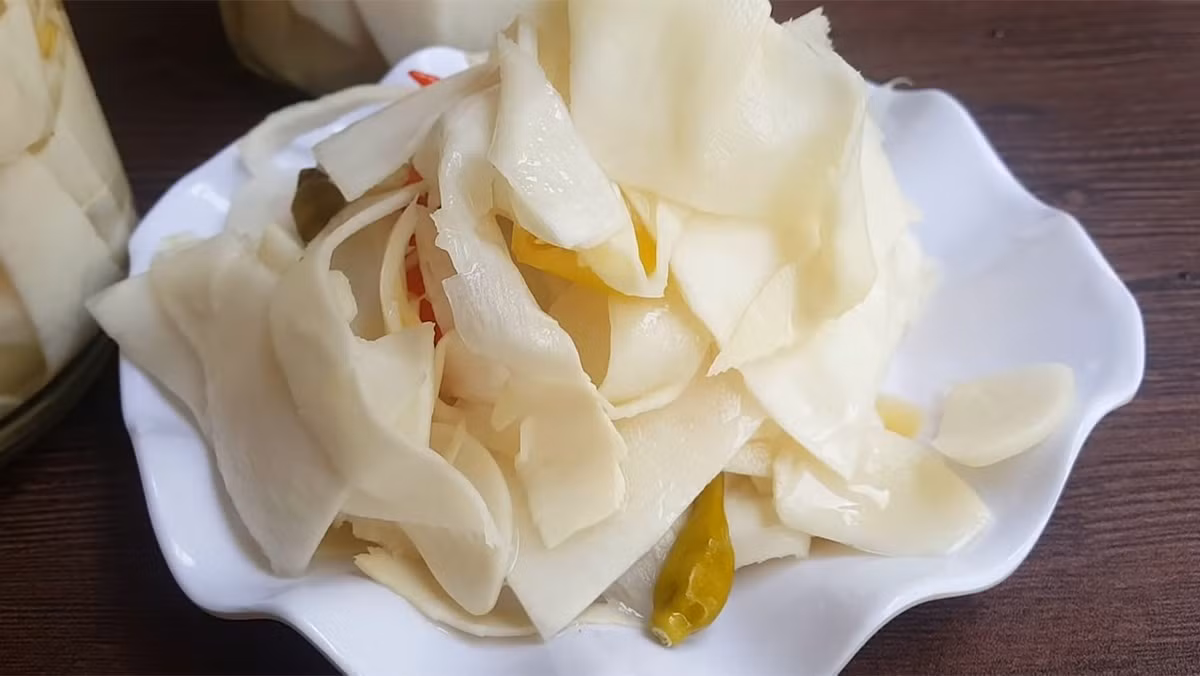 Nước ngâm được nấu từ 1 lít nước, 2 muỗng canh muối và 2,5 muỗng canh đường, đun sôi rồi để nguội. Ảnh minh họa