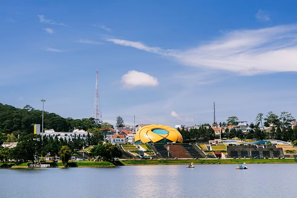 Hồ Xuân Hương là hồ nhân tạo, có hình lưỡi liềm dài hơn 2 km với diện tích khoảng 25 ha. Hồ uốn quanh nhiều điểm du lịch nổi bật như Quảng trường Lâm Viên, Công viên Yersin, Vườn hoa Thành phố và Đồi Cù. Ảnh Vietravel