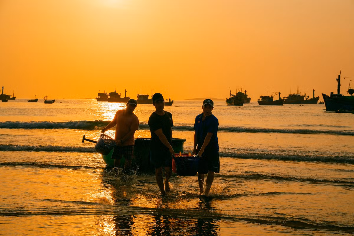 Nhiều tay máy và người yêu nhiếp ảnh cũng xem đây là “toạ độ vàng” để săn khoảnh khắc đẹp: cảnh ngư dân gánh cá, phụ nữ phân loại hải sản hay hình ảnh những đôi tay rắn rỏi lấp lánh nước biển giữa ánh nắng đầu ngày.