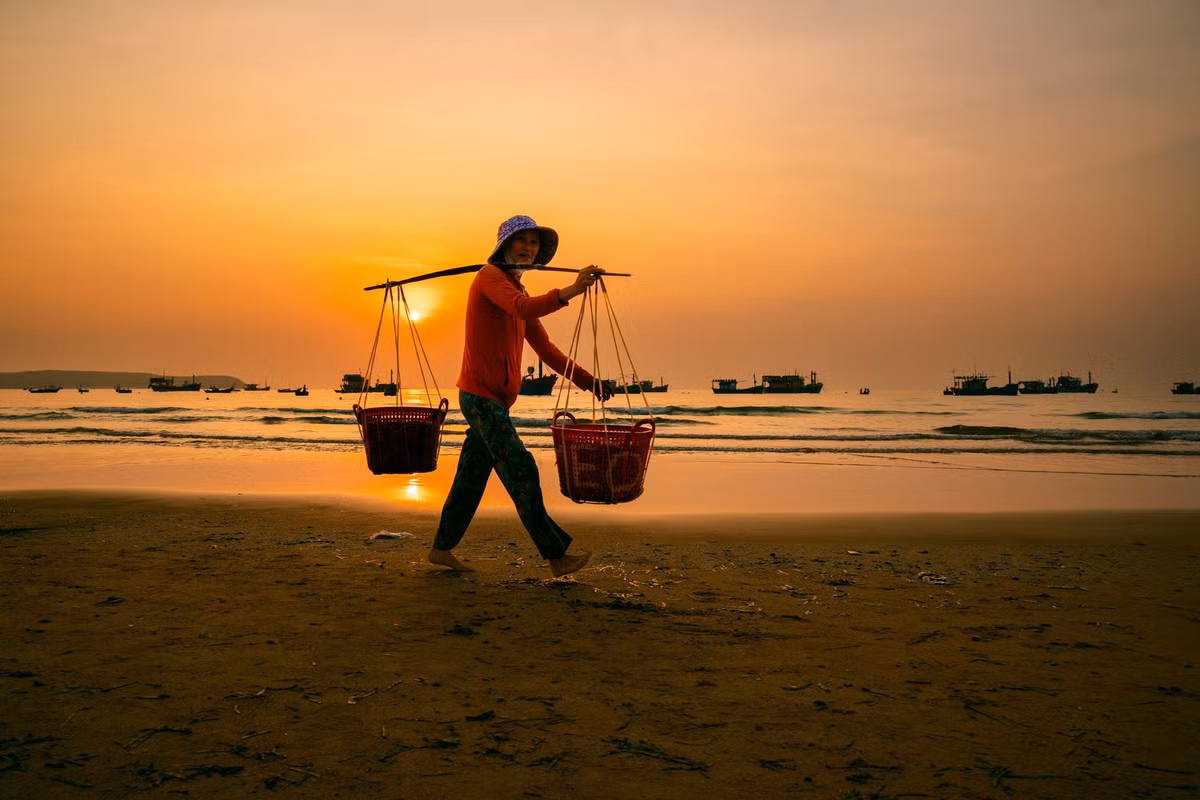 Không ít du khách thức dậy thật sớm, tìm về chợ cá Long Thủy để hòa mình vào dòng người tấp nập, cảm nhận sự hối hả của ngày mới bắt đầu nơi miền biển.