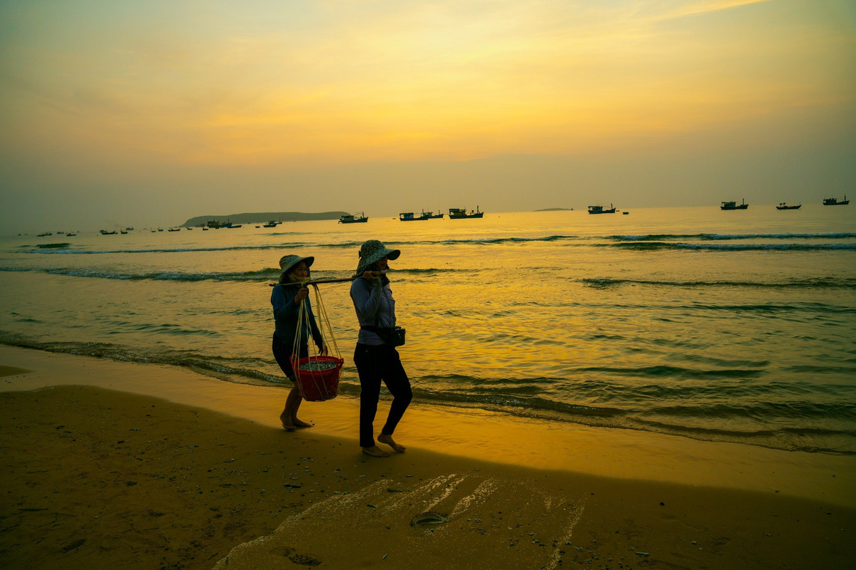 Chợ cá Long Thủy không chỉ là nơi buôn bán mà còn là nơi lưu giữ nhịp sống và văn hóa đặc trưng của người dân biển Phú Yên.