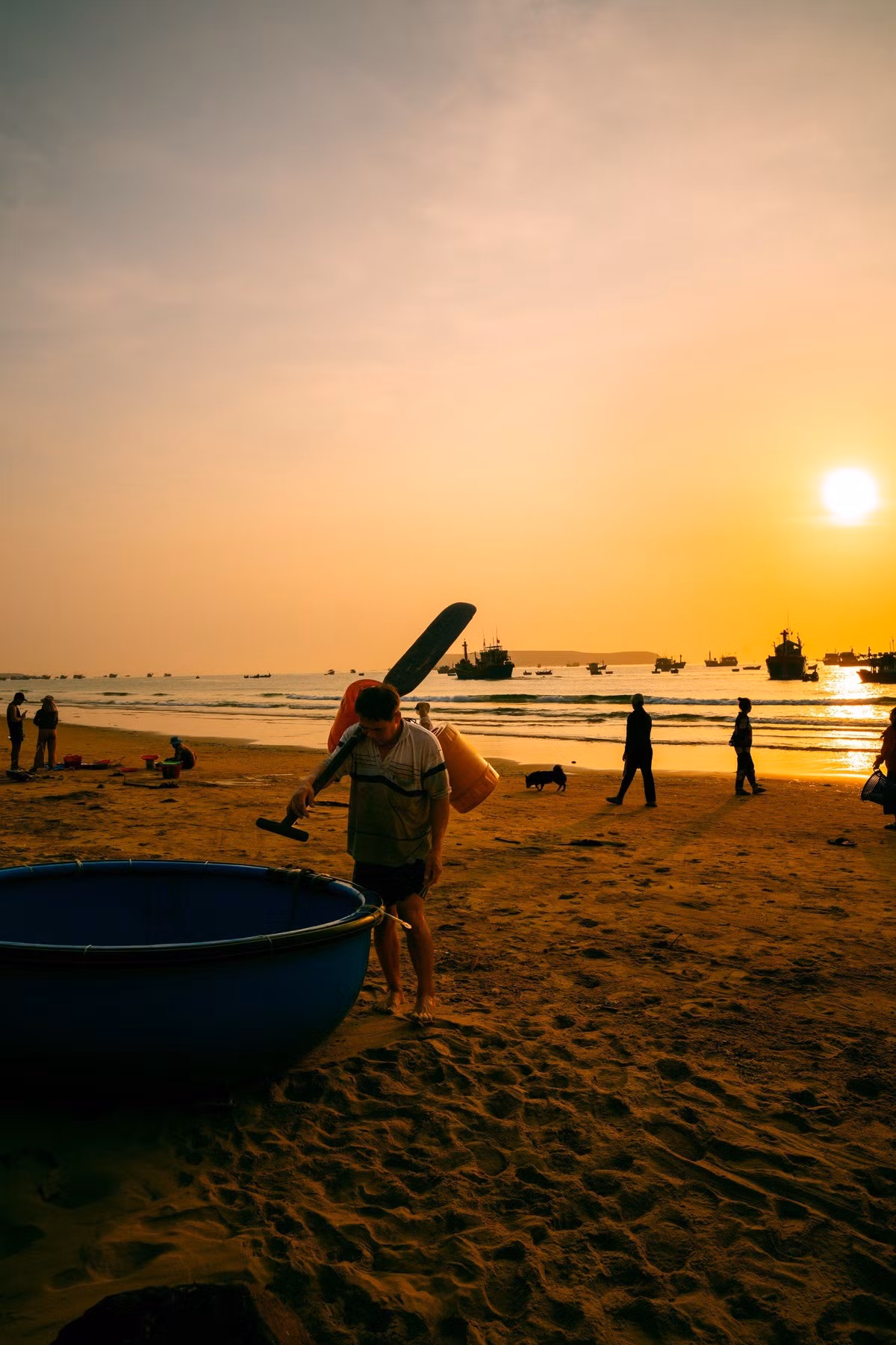 Từ khoảng 4 giờ sáng, chợ cá Long Thủy đã bắt đầu nhộn nhịp. Những chiếc thuyền nhỏ cập bến mang theo đầy ắp hải sản tươi rói như cá nục, cá ngừ, mực, ghẹ, tôm...