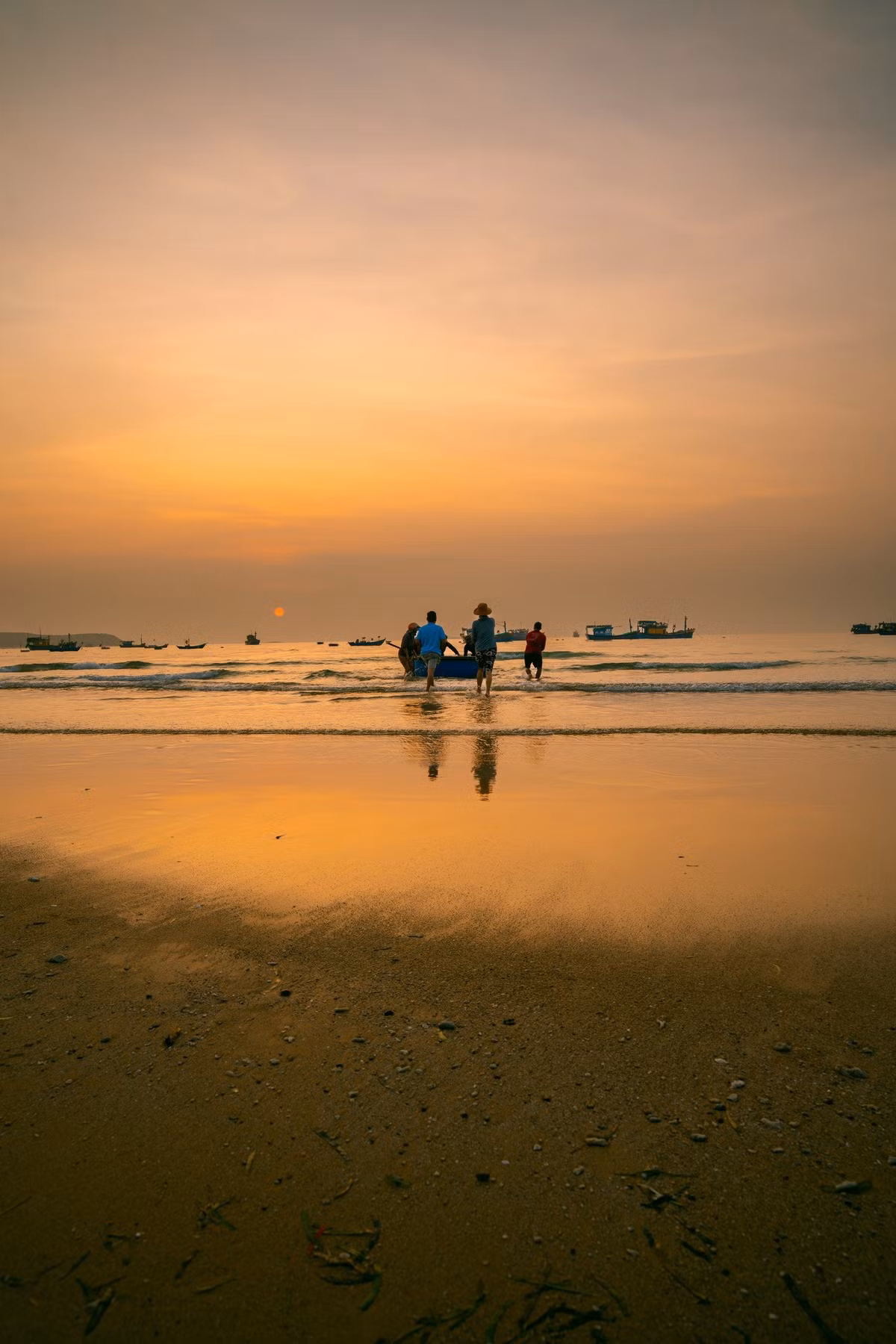 Nếu du khách có dịp ghé Tuy Hòa, hãy một lần thức dậy sớm và đến đây, để cảm nhận sự mộc mạc, chân phương và đầy sức sống của miền biển lúc rạng đông.