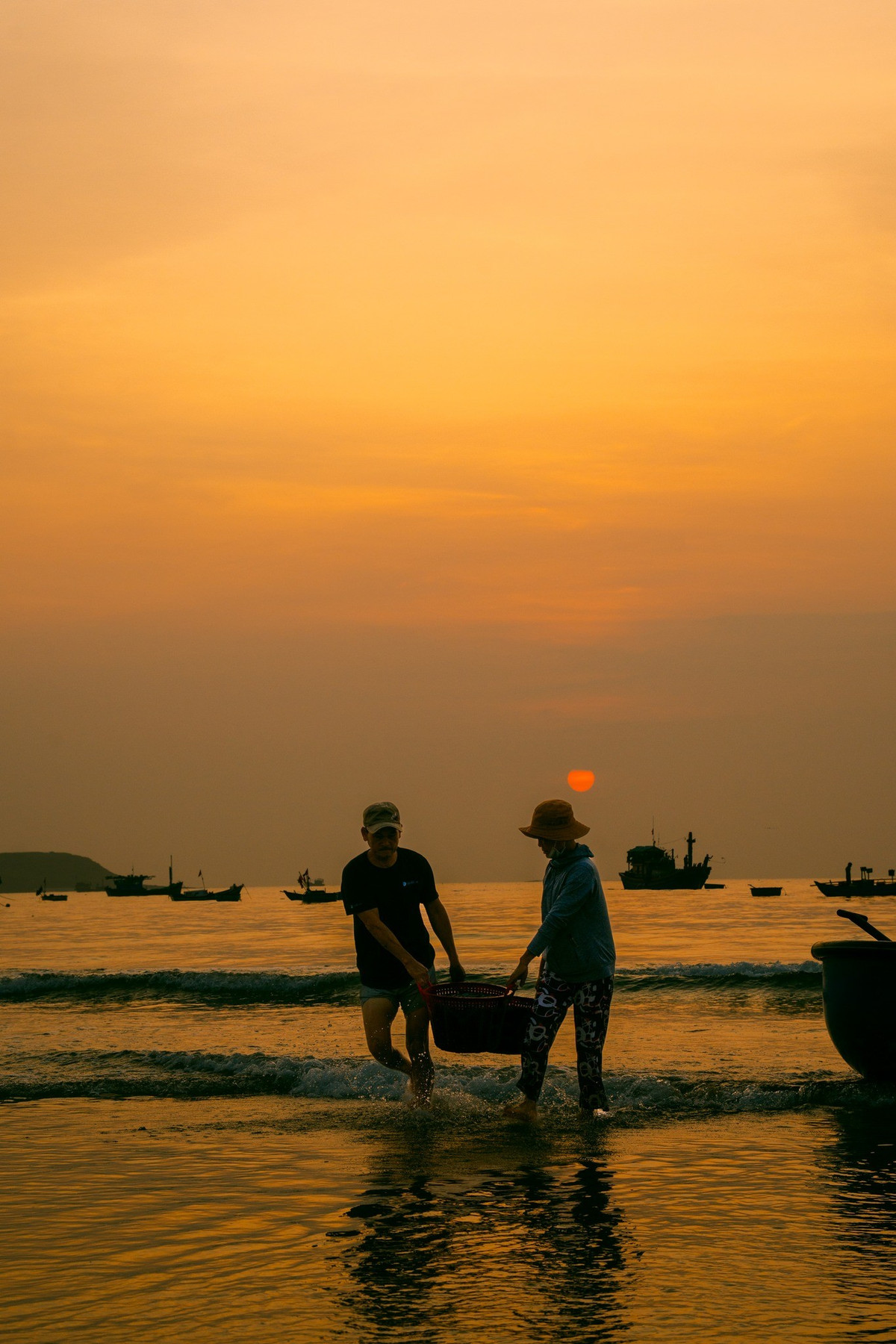 Sau khi dạo chợ, du khách có thể thưởng thức bữa sáng bằng những món ăn dân dã từ hải sản vừa đánh bắt: bánh canh chả cá, cháo mực hay cá nướng cuốn bánh tráng. Tươi ngon, đậm đà và giá cả phải chăng – đó là điểm cộng khiến nhiều du khách “ghiền” chợ cá miền Trung.