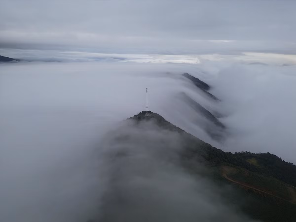 Với những ai thích khám phá, cung đường Háng Đồng – Xím Vàng cũng rất đáng thử. Từ đây, du khách có thể phóng tầm mắt ngắm toàn cảnh dãy Hoàng Liên Sơn và thung lũng Bắc Yên ẩn hiện trong sương. Mỗi góc nhìn đều mang lại cảm giác khác biệt, khi mây lúc thì cuộn trắng dày, khi lại mỏng nhẹ trôi lững lờ giữa rừng núi. Ảnh A's Lầu's