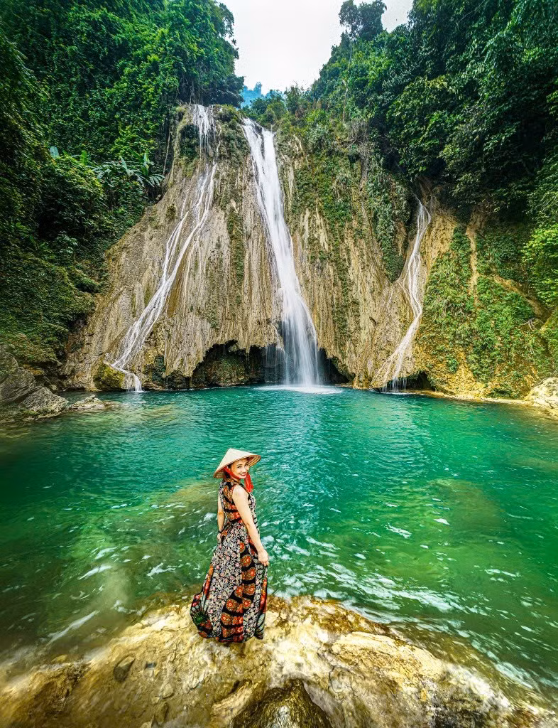 Thác Khuổi Nhi hiện chưa bị khai thác du lịch ồ ạt, giữ được nét hoang sơ, trong lành vốn có. Đây là điểm đến phù hợp cho những ai đang tìm kiếm một nơi nghỉ ngơi giữa thiên nhiên, tạm xa khói bụi thành phố, để hít thở không khí rừng và tận hưởng cái mát lạnh nguyên bản của núi rừng Tuyên Quang. Ảnh Internet