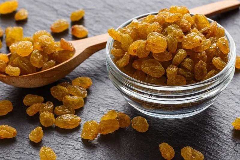 Nho khô chứa nhiều chất chống oxy hóa, trong đó có resveratrol – hợp chất được quan tâm nhờ khả năng hỗ trợ bảo vệ tế bào gan. Resveratrol được cho là giúp giảm phản ứng viêm và hỗ trợ gan trong quá trình thải độc. Ảnh minh họa