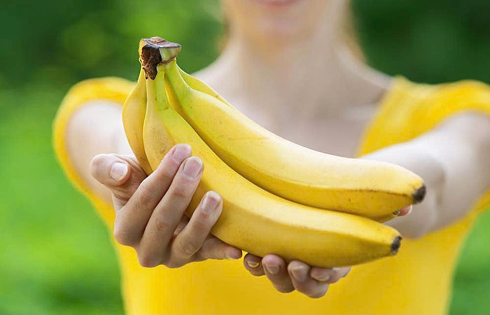 Chuối là loại trái cây nổi tiếng với hàm lượng vitamin B6 cao. Một quả chuối cỡ trung bình cung cấp khoảng 20%-25% nhu cầu vitamin B6 mỗi ngày. Ngoài ra, chuối còn giàu kali và chất xơ, tốt cho sức khỏe tiêu hóa. Ảnh minh họa