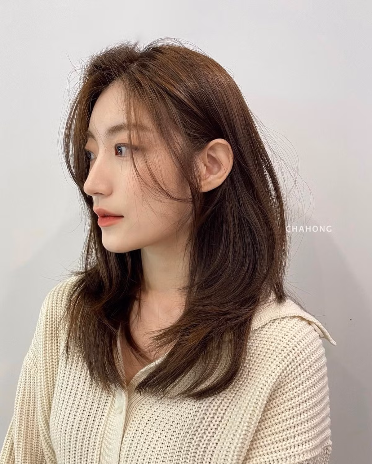 Một trong những kiểu tóc kinh điển cho tóc mỏng là tóc lửng uốn đuôi cụp. Phần đuôi được uốn cong nhẹ vào trong giúp mái tóc trông dày và gọn hơn, đồng thời làm mềm các góc cằm, kéo dài hiệu ứng gương mặt nhỏ nhắn. Kiểu tóc này mang lại vẻ nữ tính, thanh lịch, đặc biệt phù hợp với môi trường công sở, vẫn luôn được nhiều chị em yêu thích nhờ hiệu quả “cứu” tóc mỏng rõ rệt. Ảnh minh họa