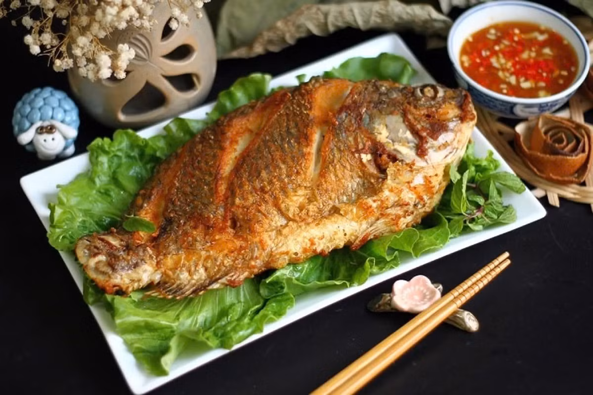 Cá thứ hai được nhiều người ưa chuộng là cá rô phi. Loài cá này nổi bật với thịt trắng, tách múi rõ ràng và hầu như không có xương dăm, phù hợp với trẻ nhỏ và người cao tuổi. Cá rô phi giàu protein và vi lượng đồng, khoáng chất cần thiết cho hệ thần kinh. Ảnh minh họa