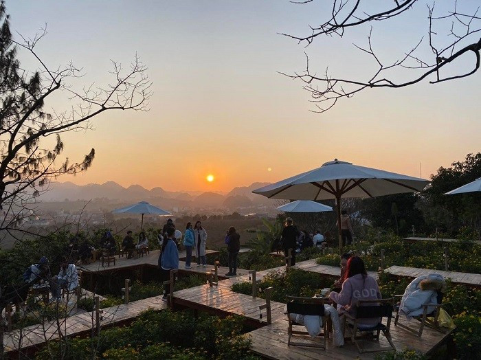 Ngày dạo chơi ở Mộc Châu sẽ trọn vẹn hơn khi kết thúc tại các quán cà phê như Đá Coffee, Cánh Cam hay Halian Garden, nơi có tầm nhìn rộng ra những đồi chè và là địa điểm lý tưởng để ngắm hoàng hôn. Ảnh Luhanhvietnam