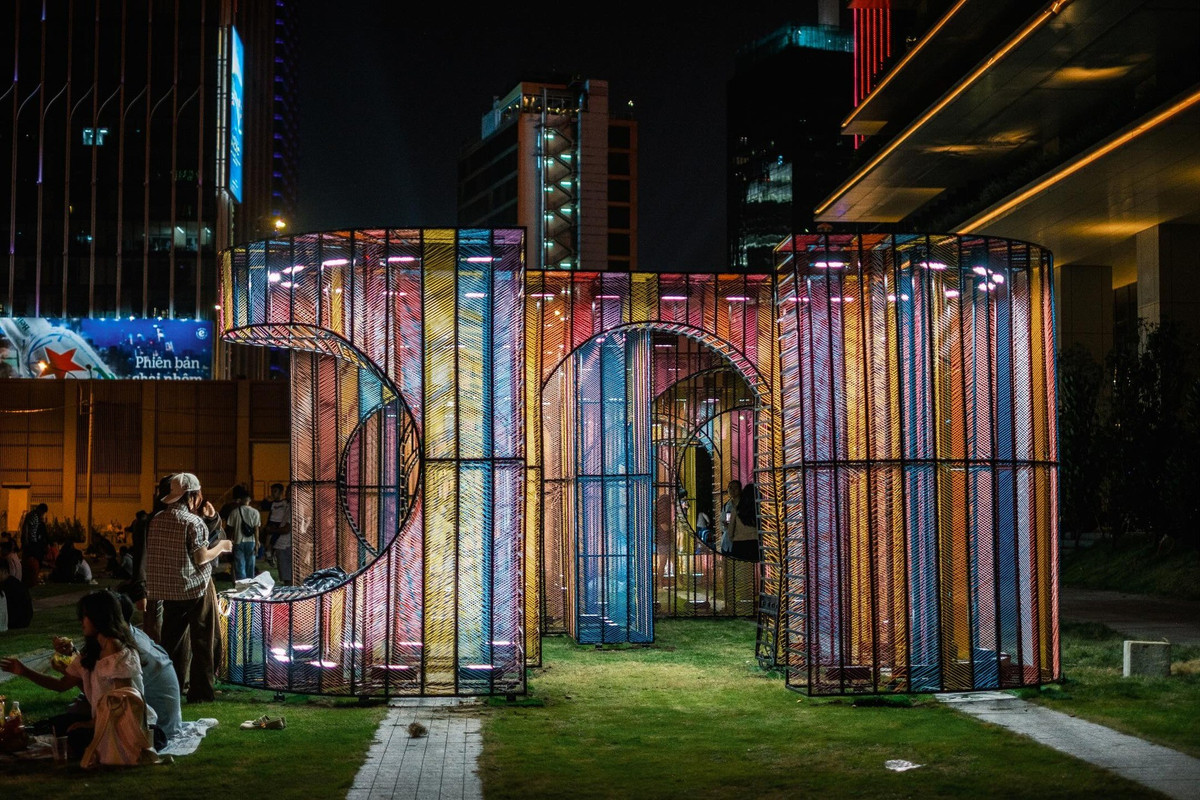 Điểm nhấn nổi bật nhất của Marina Park chính là hệ thống các khối chữ được thiết kế bằng đèn LED đa sắc. Từ khoảng 18h30 mỗi tối, toàn bộ khu vực đồng loạt lên đèn, tạo nên hiệu ứng thị giác mạnh mẽ và vô cùng bắt mắt giữa nền trời đêm. Những mảng màu chuyển động liên tục khiến không gian trở nên lung linh, huyền ảo, dễ dàng trở thành background lý tưởng cho các bộ ảnh check-in, quay clip hay chụp chân dung. Ảnh Nguyễn May