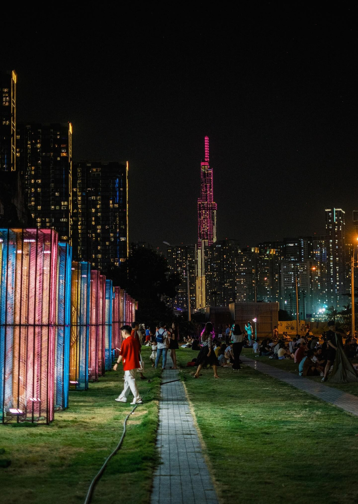 Từ đây, du khách có thể phóng tầm mắt ra mặt sông lấp lánh ánh phản chiếu, cảm nhận làn gió mát rượi về đêm một trải nghiệm dễ chịu hiếm có giữa trung tâm đô thị đông đúc. Tuy nhiên, khi mang theo đồ ăn nhẹ hay tổ chức picnic nhỏ, du khách được khuyến nghị giữ gìn vệ sinh chung, thu dọn rác gọn gàng để bảo đảm mỹ quan cho khu vực công viên. Ảnh Nguyễn May