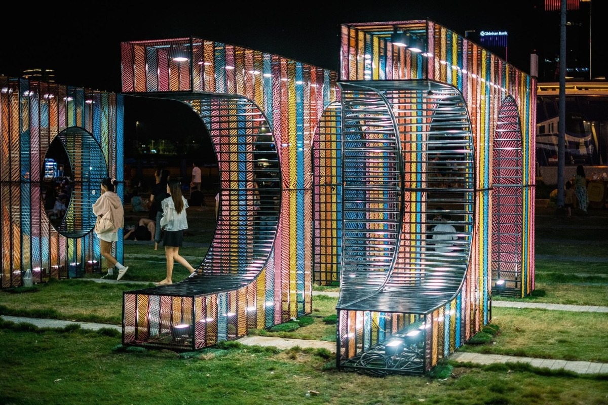 Một trong những lý do khiến công viên xếp chữ Marina Park nhanh chóng trở nên “hót hòn họt” chính là vị trí giao thông vô cùng thuận lợi. Nằm ngay Ga Ba Son điểm dừng của tuyến Metro số 1 (Bến Thành – Suối Tiên), nơi đây giúp du khách dễ dàng kết hợp trải nghiệm phương tiện giao thông công cộng hiện đại với hoạt động vui chơi, check-in và dạo mát. Ảnh Nguyễn May