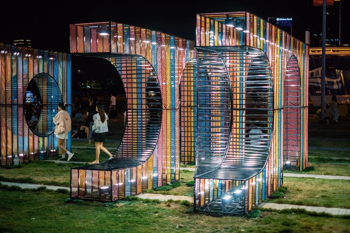 Một trong những lý do khiến công viên xếp chữ Marina Park nhanh chóng trở nên “hót hòn họt” chính là vị trí giao thông vô cùng thuận lợi. Nằm ngay Ga Ba Son điểm dừng của tuyến Metro số 1 (Bến Thành – Suối Tiên), nơi đây giúp du khách dễ dàng kết hợp trải nghiệm phương tiện giao thông công cộng hiện đại với hoạt động vui chơi, check-in và dạo mát. Ảnh Nguyễn May