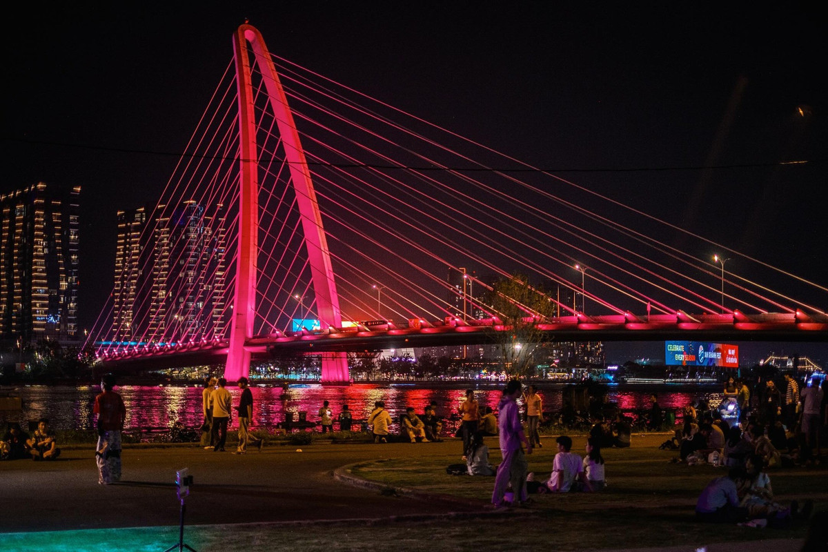 Nằm ngay cạnh lối ra số 3 của Ga Metro Ba Son, công viên xếp chữ Marina Park những ngày gần đây liên tục xuất hiện trên mạng xã hội như một “tọa độ” check-in mới mẻ của thành phố. Không cần di chuyển xa, du khách chỉ mất vài bước chân từ nhà ga là đã có thể hòa mình vào không gian mở ven sông, nơi hội tụ ánh sáng, sắc màu và nhịp sống trẻ trung của đô thị hiện đại. Ảnh Nguyễn May