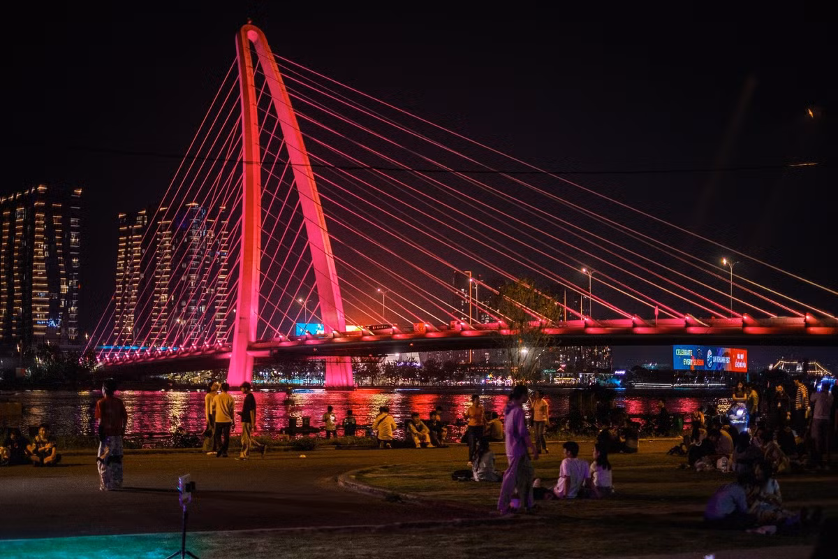 Nằm ngay cạnh lối ra số 3 của Ga Metro Ba Son, công viên xếp chữ Marina Park những ngày gần đây liên tục xuất hiện trên mạng xã hội như một “tọa độ” check-in mới mẻ của thành phố. Không cần di chuyển xa, du khách chỉ mất vài bước chân từ nhà ga là đã có thể hòa mình vào không gian mở ven sông, nơi hội tụ ánh sáng, sắc màu và nhịp sống trẻ trung của đô thị hiện đại. Ảnh Nguyễn May