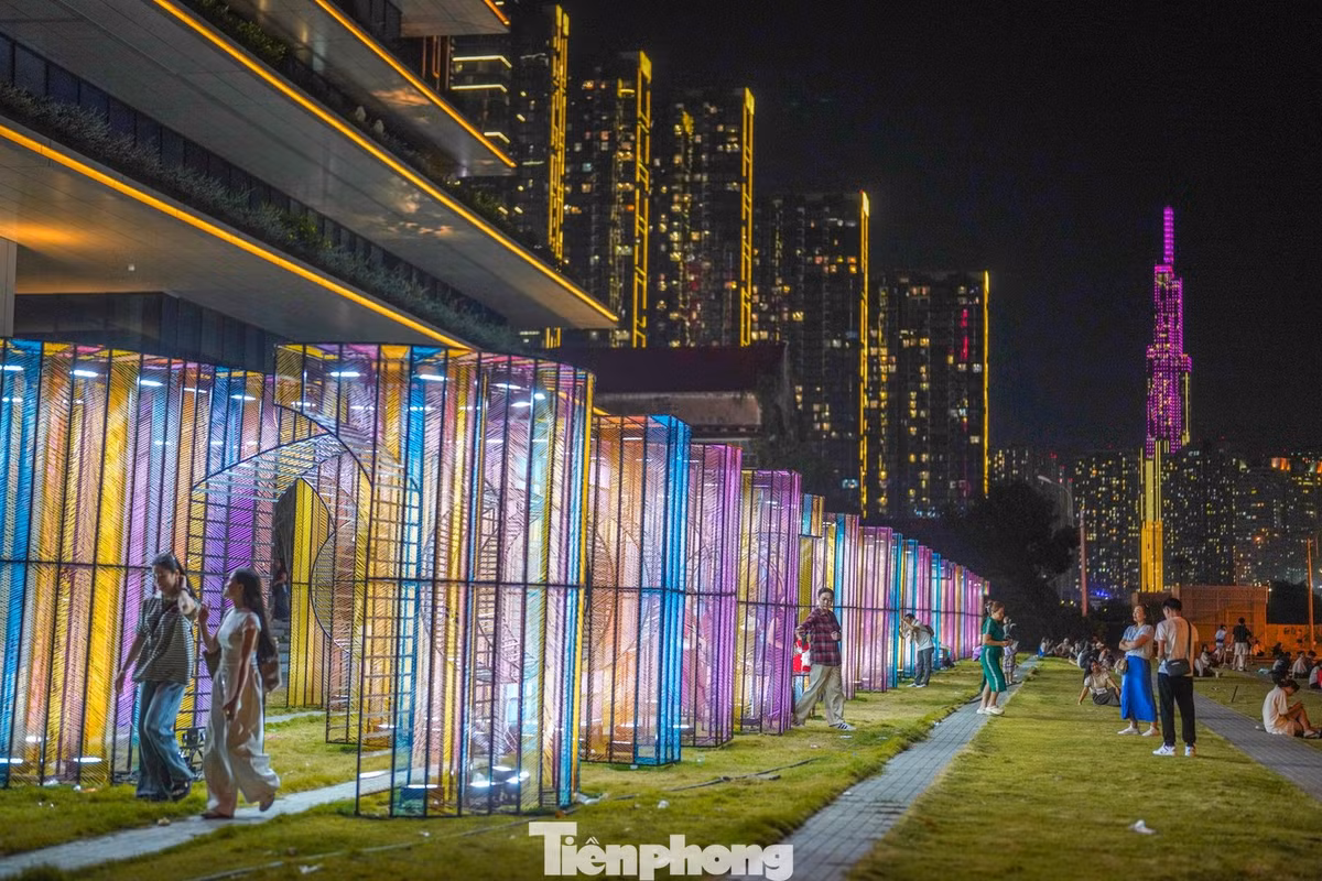 Việc di chuyển bằng metro không chỉ tiết kiệm thời gian, tránh kẹt xe mà còn mang đến trải nghiệm mới mẻ cho người dân thành phố cũng như du khách từ các khu vực lân cận. Ảnh Báo Tiền phong