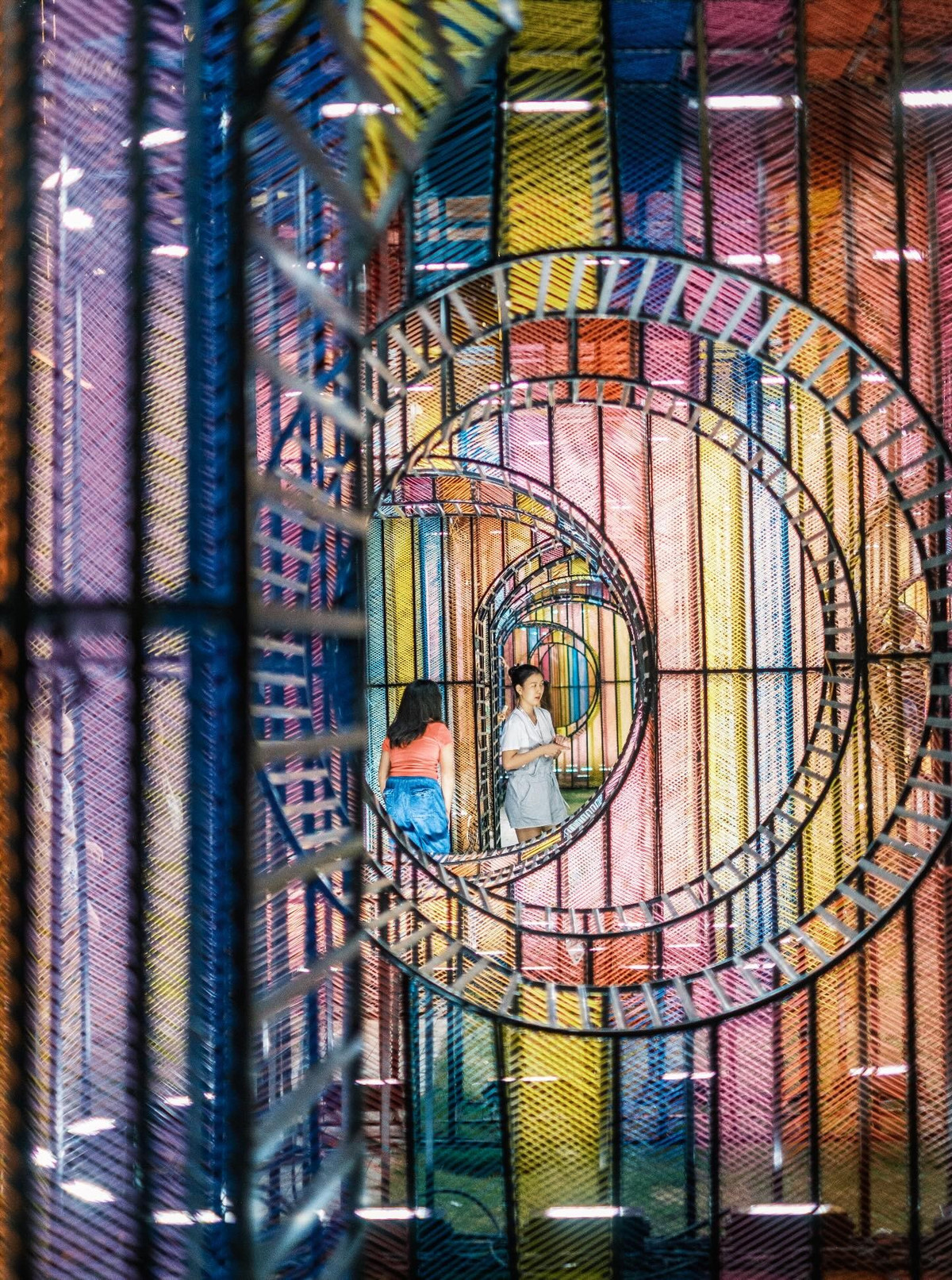 Không chỉ thu hút bởi ánh sáng, Marina Park còn ghi điểm nhờ không gian mở rộng rãi, thoáng mát. Khu vực bãi cỏ xanh ven sông là nơi nhiều nhóm bạn trẻ và gia đình lựa chọn để ngồi thư giãn, trò chuyện, hóng gió và ngắm nhìn thành phố lên đèn. Ảnh Nguyễn May