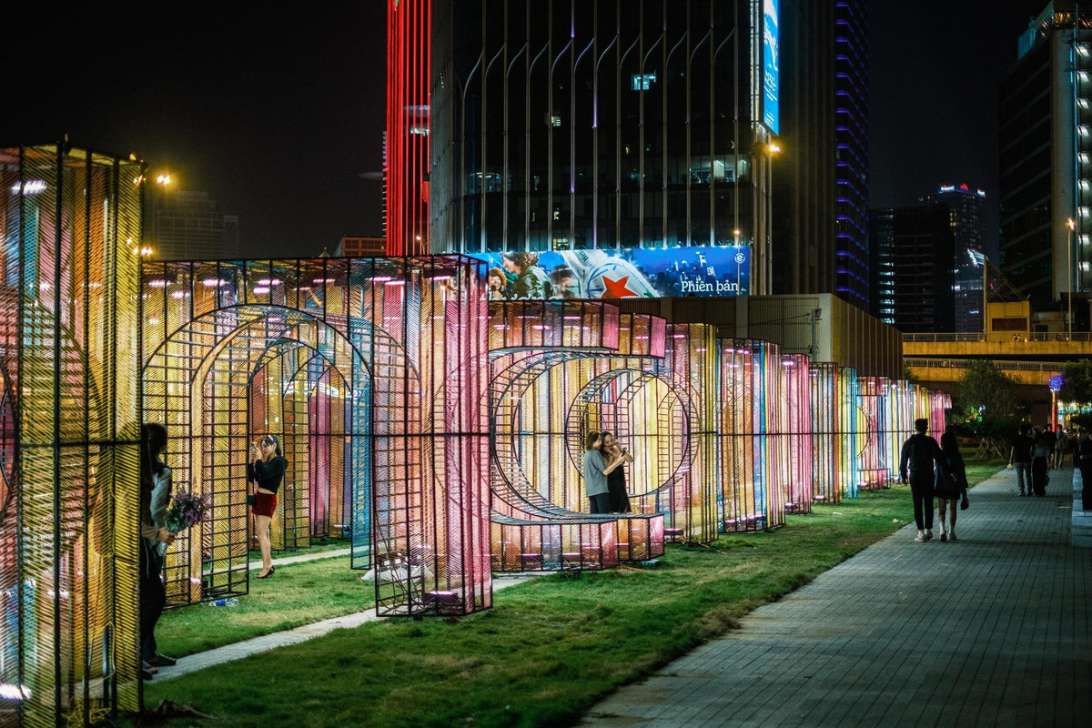 Không ít du khách trẻ chia sẻ, chỉ cần đứng vào đúng góc, kết hợp ánh đèn và view sông phía sau là đã có thể sở hữu những khung hình đậm chất “city night”, mang hơi thở hiện đại của TP HCM về đêm. Ảnh Nguyễn May