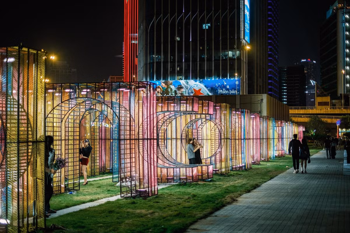 Không ít du khách trẻ chia sẻ, chỉ cần đứng vào đúng góc, kết hợp ánh đèn và view sông phía sau là đã có thể sở hữu những khung hình đậm chất “city night”, mang hơi thở hiện đại của TP HCM về đêm. Ảnh Nguyễn May