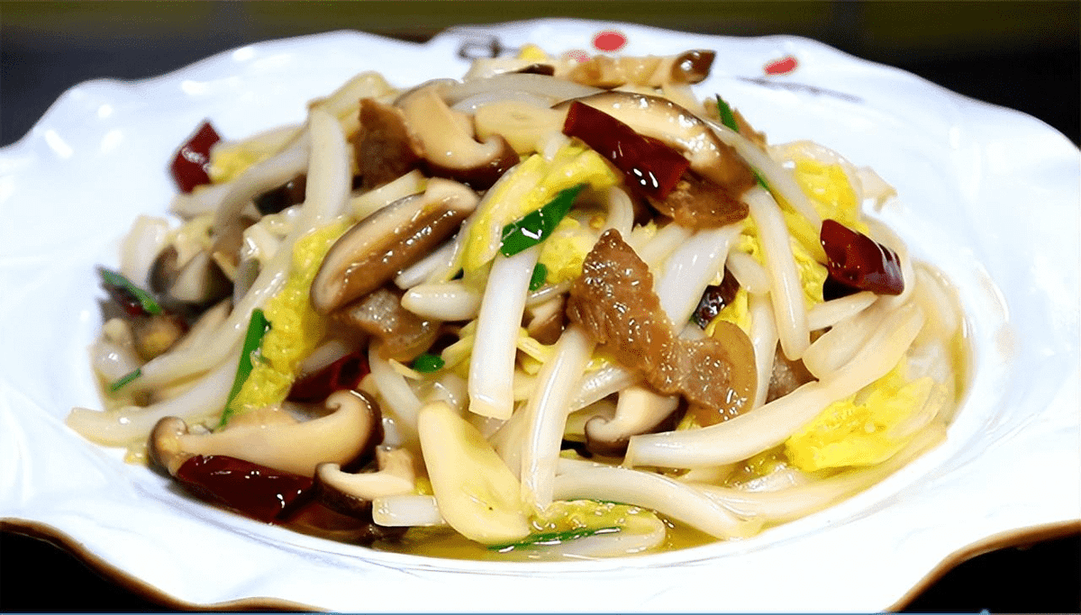 Vừa là thực phẩm, vừa là vị thuốc dân gian, cải thảo được xem như “rau mát gan” dễ tìm, lành tính và phù hợp với nhiều lứa tuổi. Chỉ cần khéo léo thêm loại rau này vào bữa ăn hằng ngày, bạn đã có thể vừa thưởng thức món ngon vừa chăm sóc sức khỏe một cách tự nhiên và hiệu quả. Ảnh minh họa