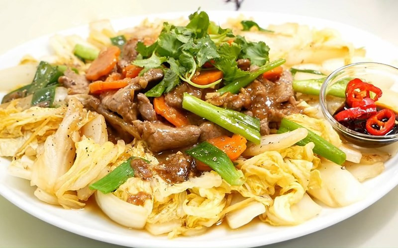 Tuy nhiên, do có tính hơi hàn, người có hệ tiêu hóa yếu hoặc dễ lạnh bụng không nên ăn quá nhiều, đặc biệt là khi ăn sống. Cách tốt nhất là chế biến chín kỹ hoặc kết hợp cùng các thực phẩm có tính ấm như gừng, tỏi để cân bằng dinh dưỡng. Ảnh minh họa