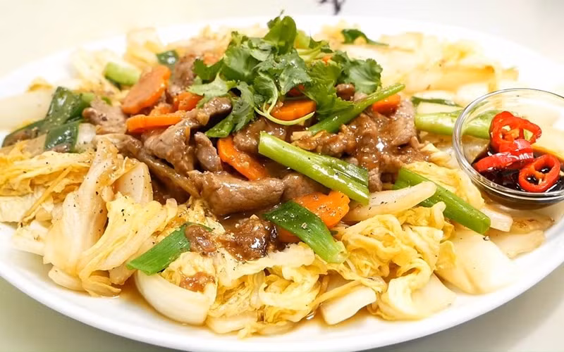 Hợp chất isothiocyanate trong cải thảo còn giúp gan thải độc, giảm viêm và cân bằng hệ vi sinh đường ruột. Vì vậy, các món lẩu, súp hay xào cải thảo thường xuất hiện trong bữa ăn mùa đông. Ảnh minh họa