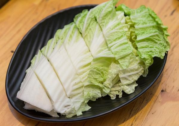 Nhờ đó, loại rau này giúp thúc đẩy nhu động ruột, hỗ trợ hệ tiêu hóa hoạt động trơn tru và góp phần giảm cholesterol trong máu. Ảnh minh họa