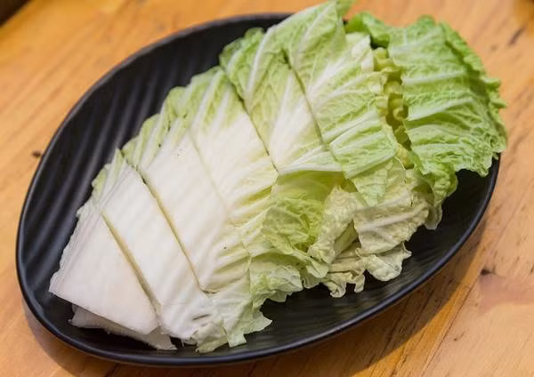 Nhờ đó, loại rau này giúp thúc đẩy nhu động ruột, hỗ trợ hệ tiêu hóa hoạt động trơn tru và góp phần giảm cholesterol trong máu. Ảnh minh họa