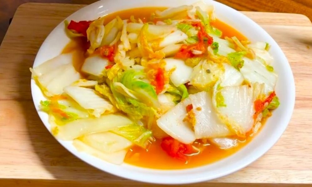 Việc bổ sung cải thảo thường xuyên vào thực đơn không chỉ giúp duy trì cân nặng mà còn tăng cường sức khỏe tim mạch. Ảnh minh họa