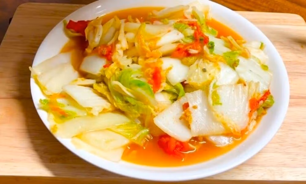 Việc bổ sung cải thảo thường xuyên vào thực đơn không chỉ giúp duy trì cân nặng mà còn tăng cường sức khỏe tim mạch. Ảnh minh họa