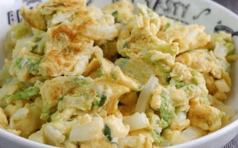 Cải thảo cũng được nhiều gia đình lựa chọn trong mùa lạnh bởi vị ngọt nhẹ, mềm và dễ tiêu. Hàm lượng nước cao cùng lớp xơ mềm giúp cải thảo làm dịu dạ dày, thích hợp với người hay đầy hơi hoặc ăn tối muộn. Ảnh minh họa