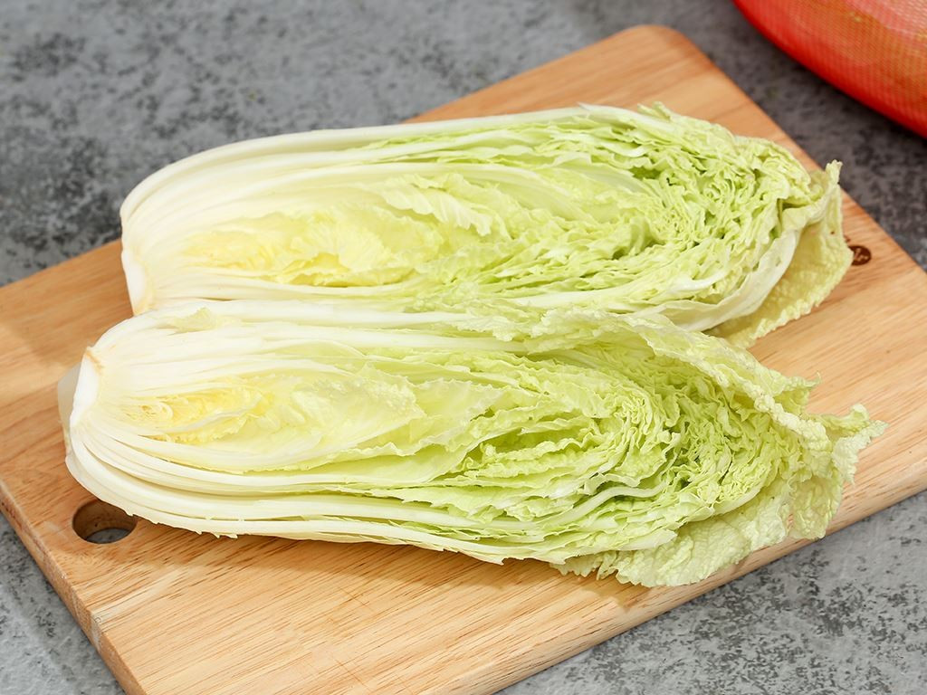 Không chỉ dễ chế biến thành nhiều món ngon như xào, nấu canh hay ăn lẩu, cải thảo còn mang lại nhiều lợi ích cho sức khỏe, đặc biệt là tác dụng thanh nhiệt, mát gan và hỗ trợ tiêu hóa. Ảnh minh họa