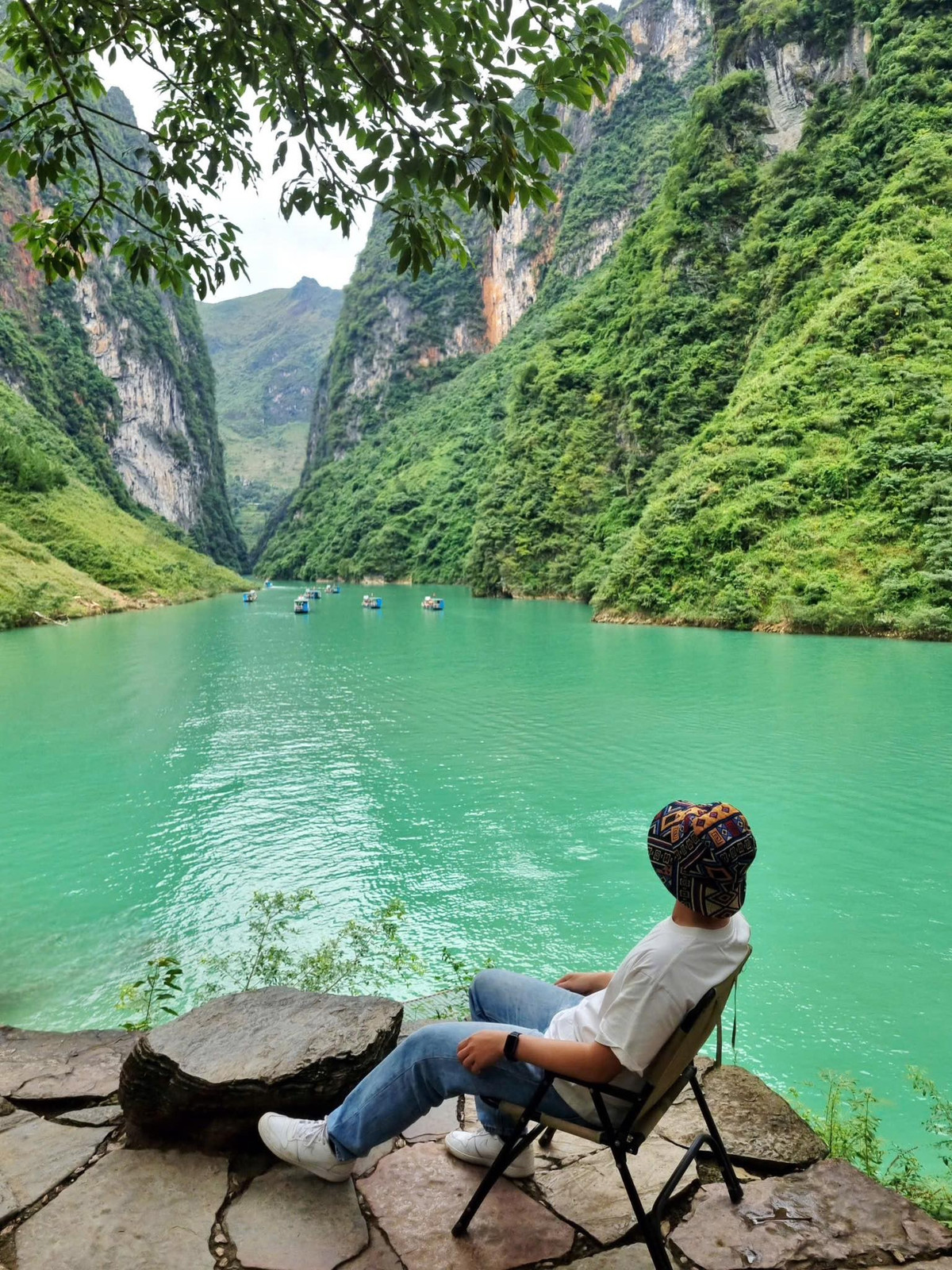 Giữa núi đá trùng điệp của Tuyên Quang, sông Nho Quế vẫn âm thầm chảy, mang theo vẻ đẹp vừa dữ dội, vừa hiền hòa.