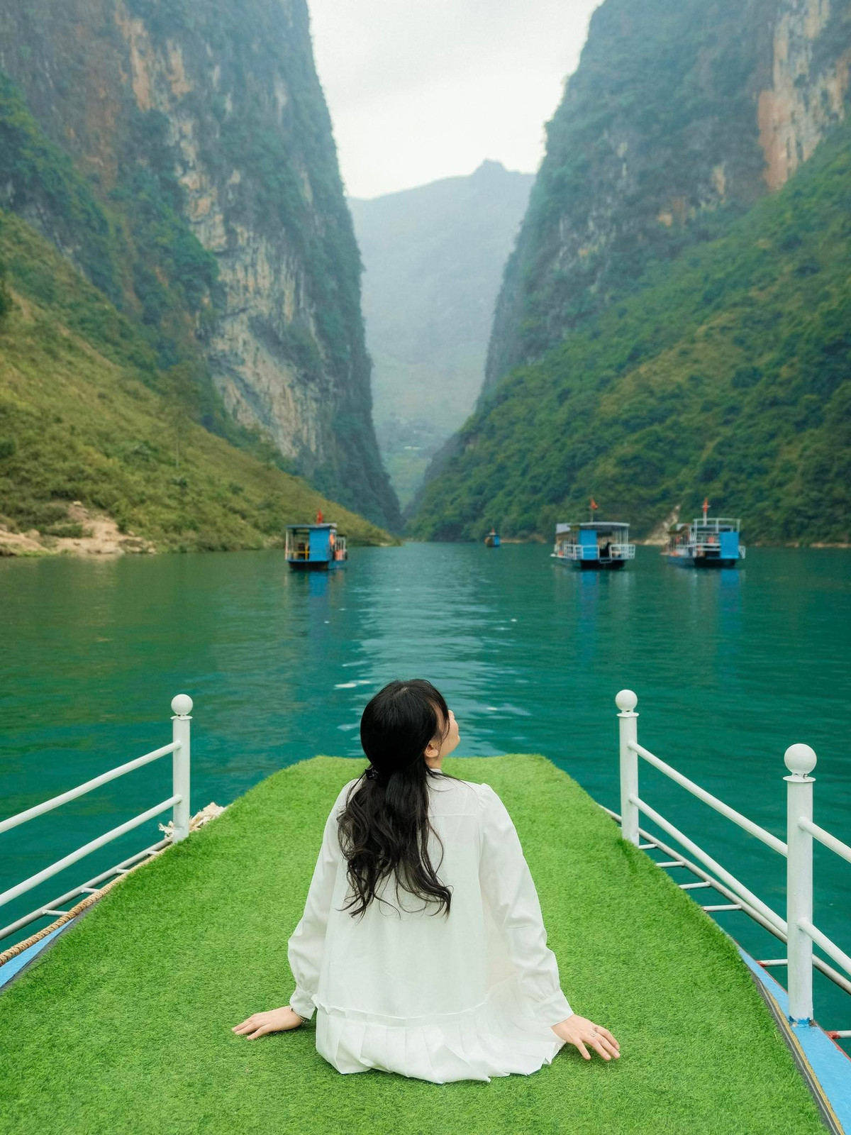 Những năm gần đây, bên cạnh hoạt động đánh bắt cá truyền thống, người dân địa phương còn có thêm nguồn thu ổn định từ dịch vụ du lịch trên sông. Ảnh Ba đứa mình