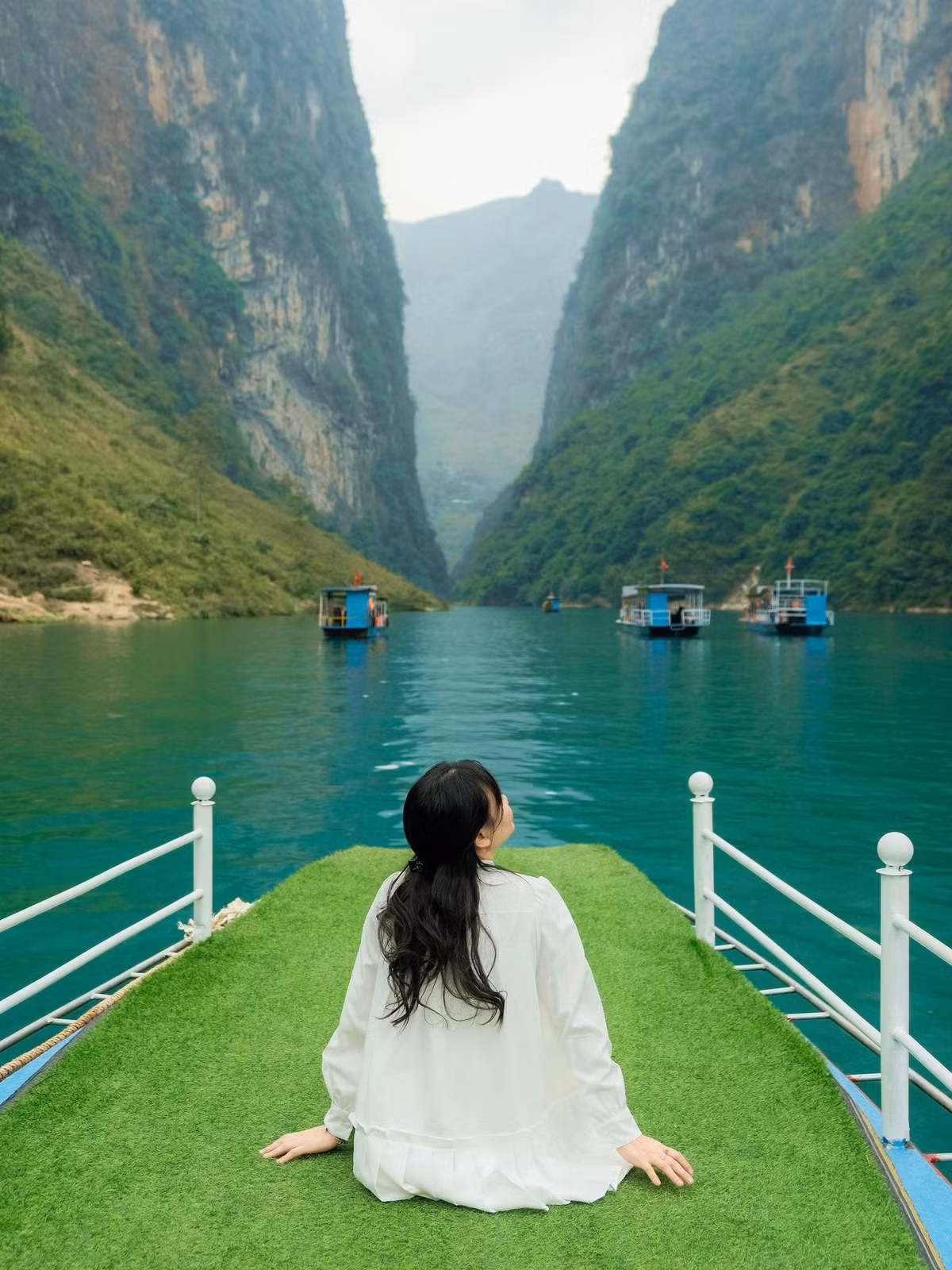 Những năm gần đây, bên cạnh hoạt động đánh bắt cá truyền thống, người dân địa phương còn có thêm nguồn thu ổn định từ dịch vụ du lịch trên sông. Ảnh Ba đứa mình